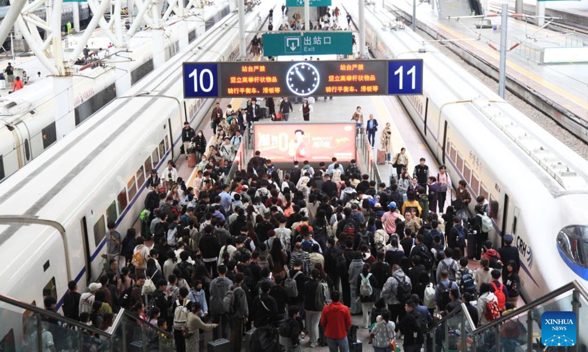 Passengers walk towards the exit at Nanjing Railway Station in Nanjing, east China's Jiangsu Province, Oct. 6, 2024. China sees a surge in return trips on Sunday as the week-long National Day holiday draws to a close. (Photo: Xinhua)