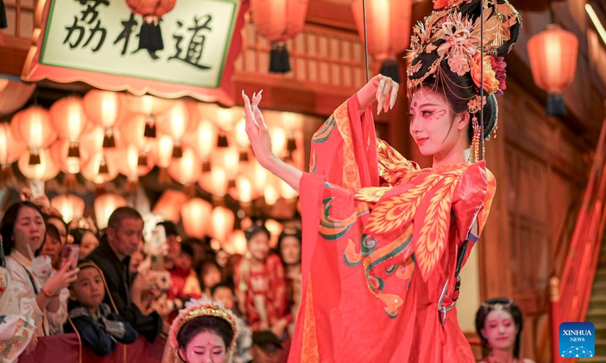 An actor performs at a theme block in Xi'an, northwest China's Shaanxi Province, Oct. 2, 2024. During the week-long National Day holiday starting on Oct. 1, Chinese people take a break to travel and enjoy leisure activities. People's increasing strong demand for diversified vacation options has given rise to more abundant and diverse cultural and tourism products in the tourism market during the holiday. (Photo: Xinhua)