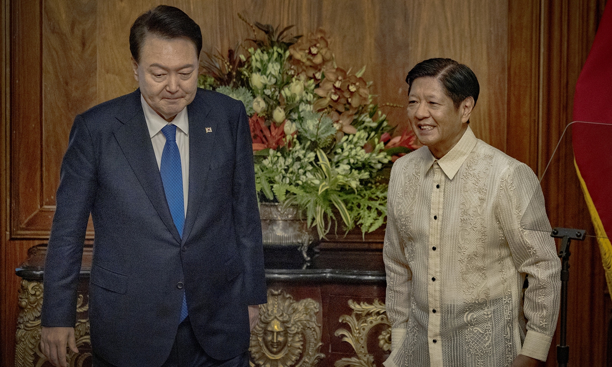 Philippine President Ferdinand Marcos Jr (right) meets with South Korean President Yoon Suk-yeol at Malacanang Palace on October 07, 2024 in Manila, Philippines. Photo: VCG