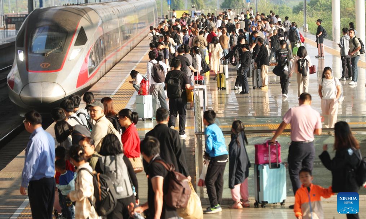 Passengers wait to board a train at the platform at Hengyang East Railway Station in Hengyang City, central China's Hunan Province, Oct. 6, 2024. China sees a surge in return trips on Sunday as the week-long National Day holiday draws to a close. (Photo: Xinhua)