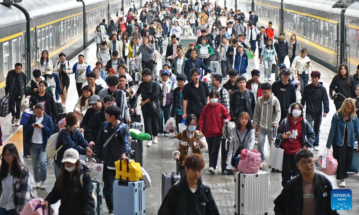 Passengers walk on the platform at Yantai Railway Station in Yantai, east China's Shandong Province, Oct. 6, 2024. China sees a surge in return trips on Sunday as the week-long National Day holiday draws to a close. (Photo: Xinhua)