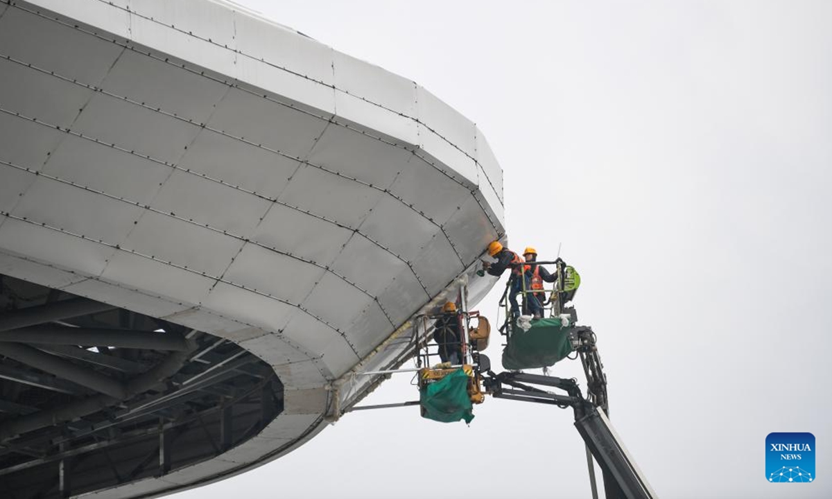 Construction workers work at the construction site of Chongqing East Railway Station and affiliated comprehensive transportation hub in southwest China's Chongqing, Oct. 6, 2024. Workers are busy constructing the Chongqing East Railway Station during the National Day holiday as the station is expected to start operation in 2025. (Photo: Xinhua)