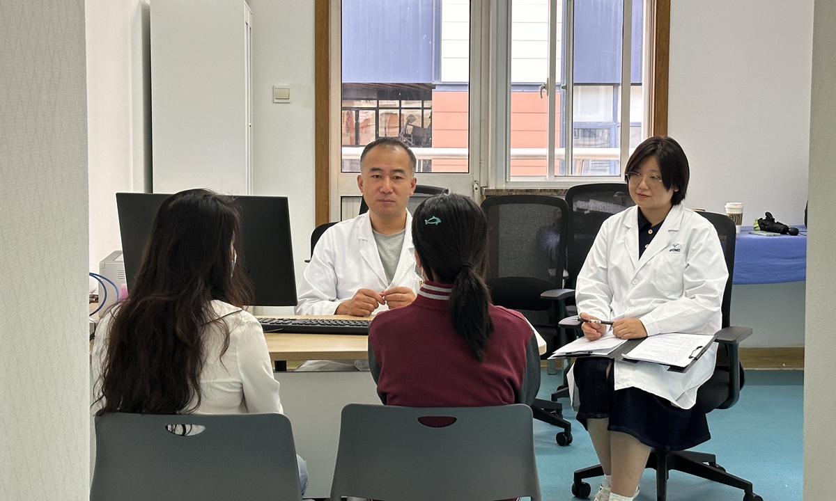 Ma Xiquan and his coworker conduct a medical consultation at the Shanghai Children's Medical Center on October 8, 2024. Photo: Courtesy of Shanghai Children's Medical Center