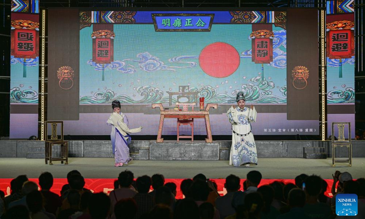 Actors stage Qiong Opera at the Evergreen Park in Haikou, south China's Hainan Province, Oct. 6, 2024. As one of the series activities of the first edition of the Haikou Urban Art Week, a Qiong Opera performance was held here on Sunday.

Qiong Opera could be traced back to a century ago in Ding'an County in this southern Chinese island, which is referred to as Qiong in abbreviation. (Photo: Xinhua)