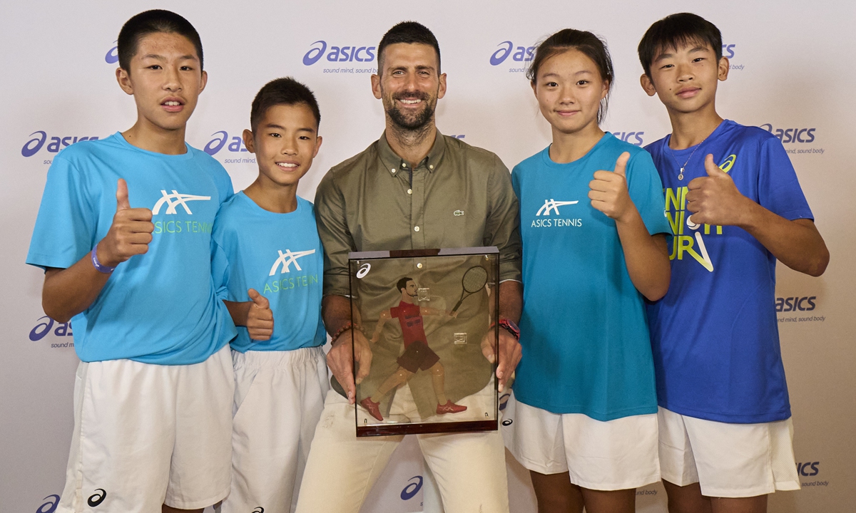 Tennis star Novak Djokovic (center) meets Chinese teenage fans. 