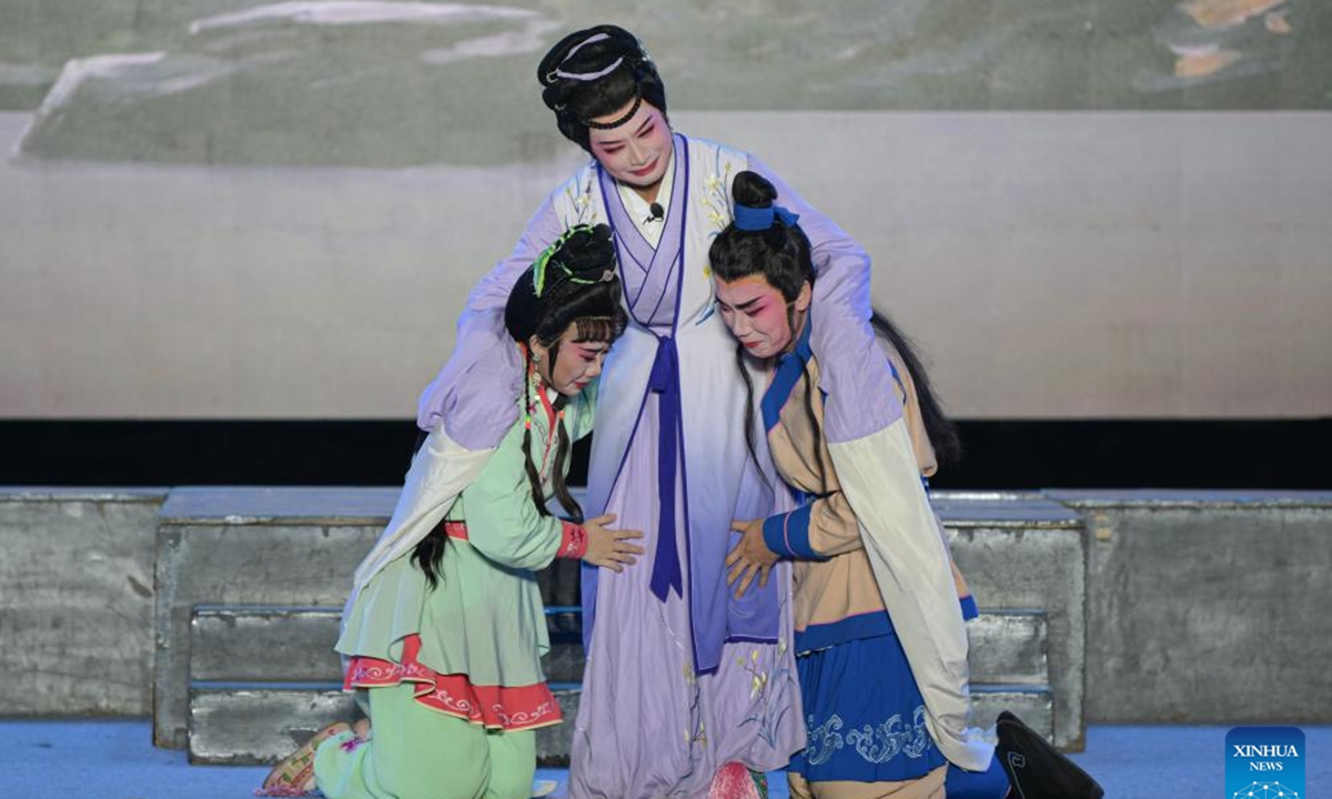 Actors stage Qiong Opera at the Evergreen Park in Haikou, south China's Hainan Province, Oct. 6, 2024. As one of the series activities of the first edition of the Haikou Urban Art Week, a Qiong Opera performance was held here on Sunday.

Qiong Opera could be traced back to a century ago in Ding'an County in this southern Chinese island, which is referred to as Qiong in abbreviation. (Photo: Xinhua)