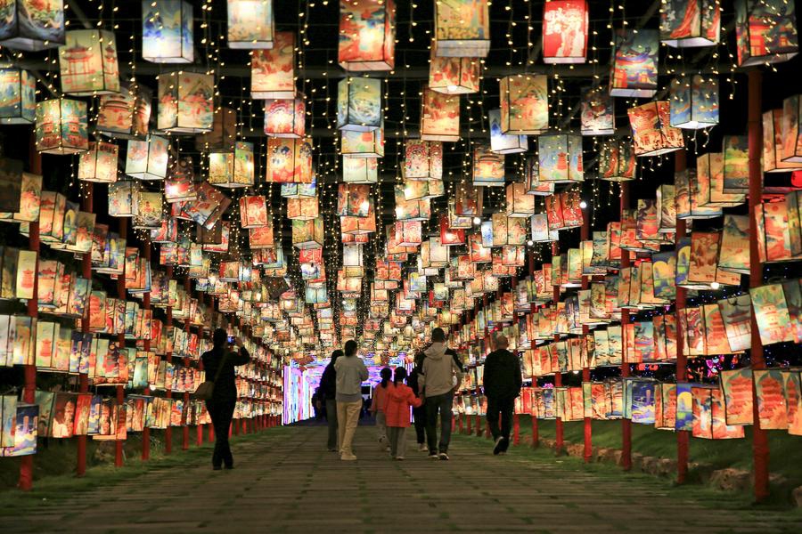 Visitors enjoy a light show at a scenic area in Yuhuan City, east China's Zhejiang Province, Oct. 4, 2024. (Photo: Xinhua)