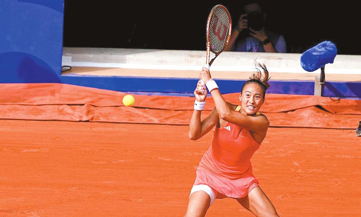 Zheng Qinwen competes during the women's singles final of the Paris Olympic Games at Roland Garros Stadium on August 3, 2024. Photo: VCG