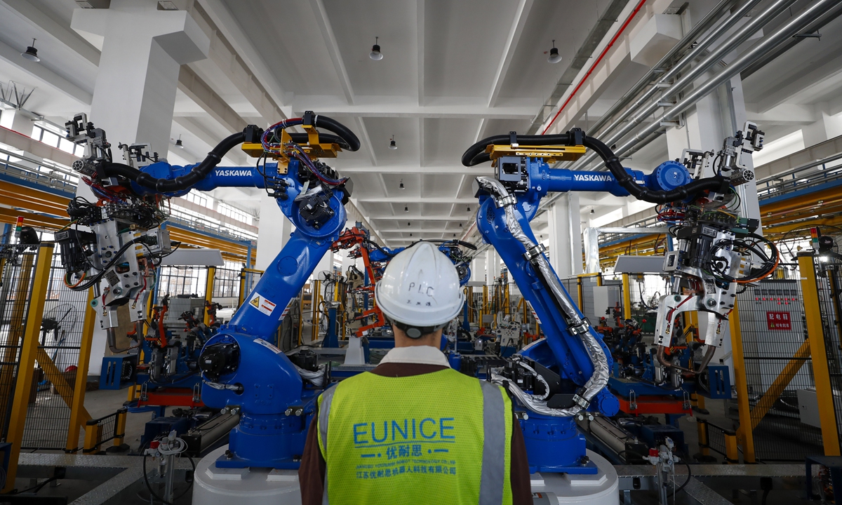 A worker inspects the operation of robotic arms in a factory in Jiangdu district, Yangzhou, East China's Jiangsu Province on October 9, 2024. In recent years, Jiangdu has ramped up efforts in promoting high-end manufacturing with new technologies to facilitate the cultivation of new quality productive forces in the region. 
Photo: VCG