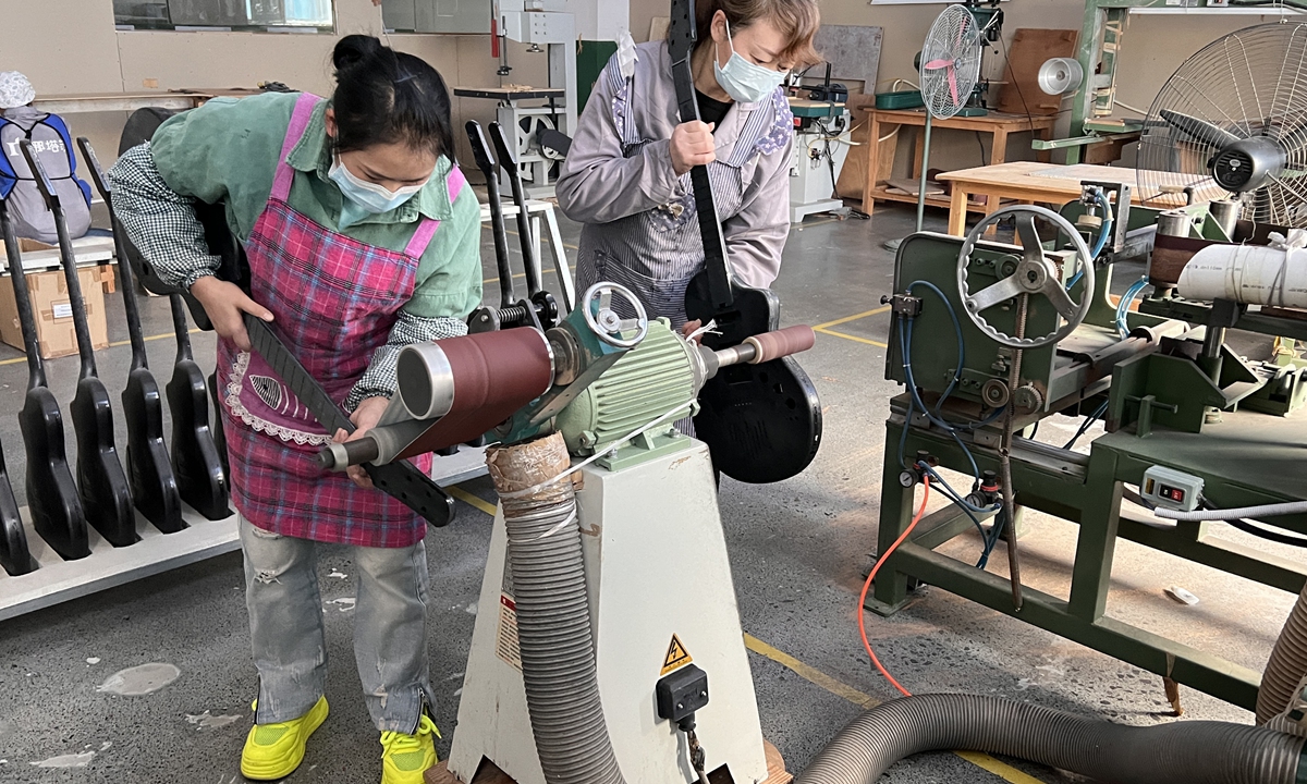 Guitar craftswomen work at the shop of Natasha Guitars in Zheng'an, Guizhou, on October 4, 2024. Photo: Leng Shumei/Global Times