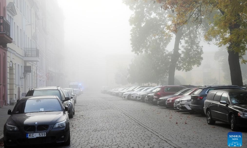 This photo shows a street amid fog in Riga, Latvia, Oct. 8, 2024. (Photo: Xinhua)