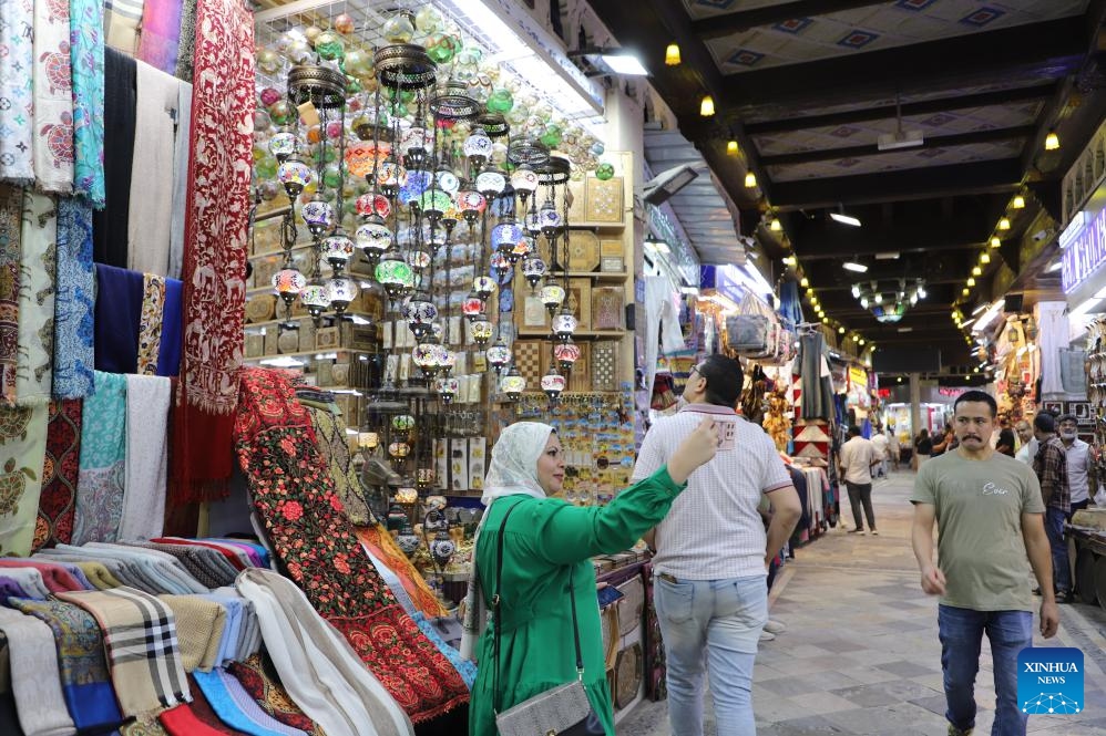 A visitor takes a selfie in the Mutrah Souq market in Muscat, Oman, Oct. 8, 2024. Mutrah Souq, located along the waterfront of Muscat, is a traditional Arab market. Shops here offer artifacts, antiques, textiles and jewelry, making the market one of the most well known tourist attractions in Muscat. (Photo: Xinhua)