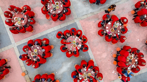 The elderly enjoy a banquet for the Chongyang Festival in Meishan, Sichuan Province, on October 9, 2024. Photo: VCG