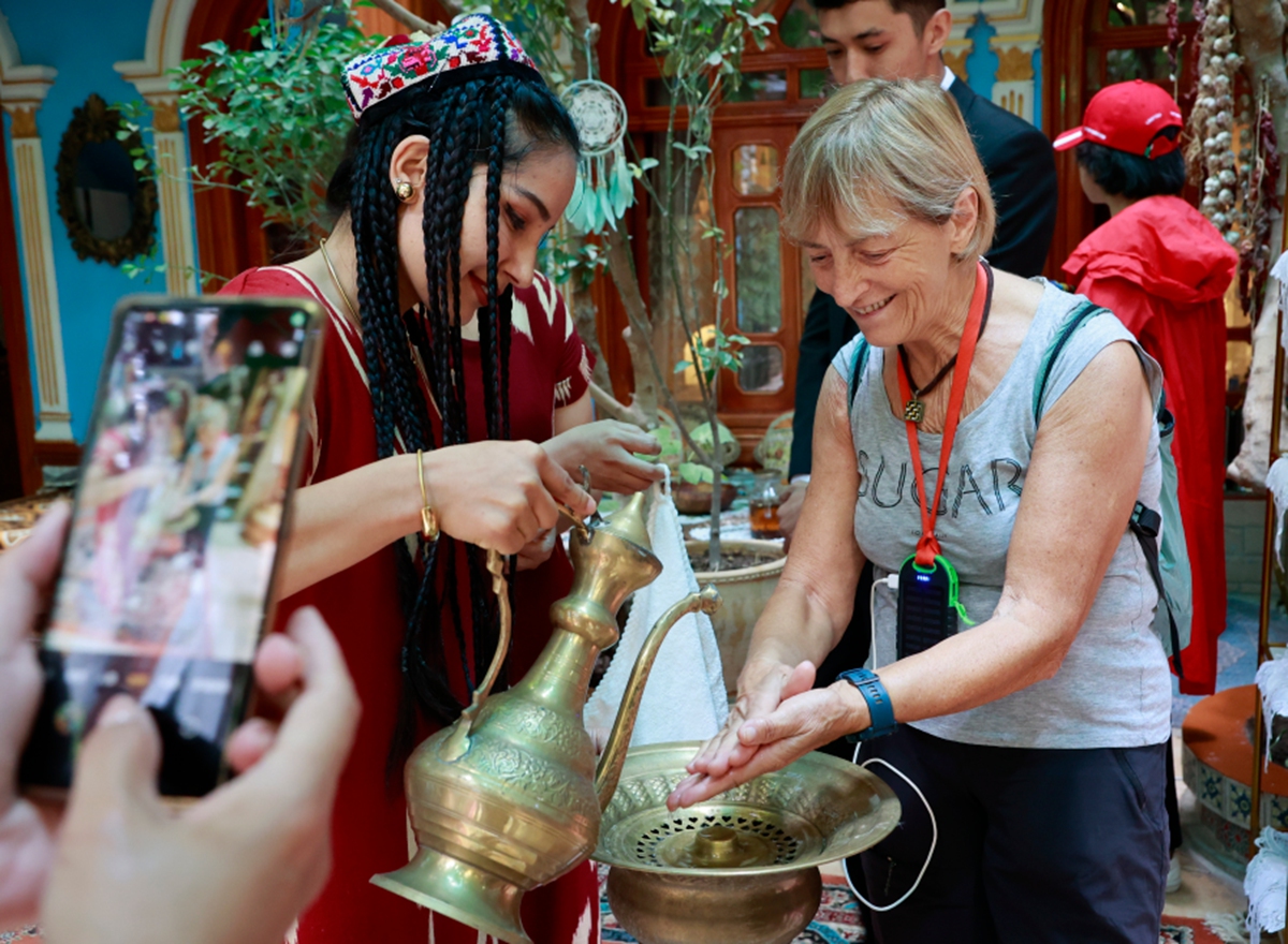 Vienna Cammarota (right) is warmly welcomed in Kashi, Xinjiang Uygur Autonomous Region.