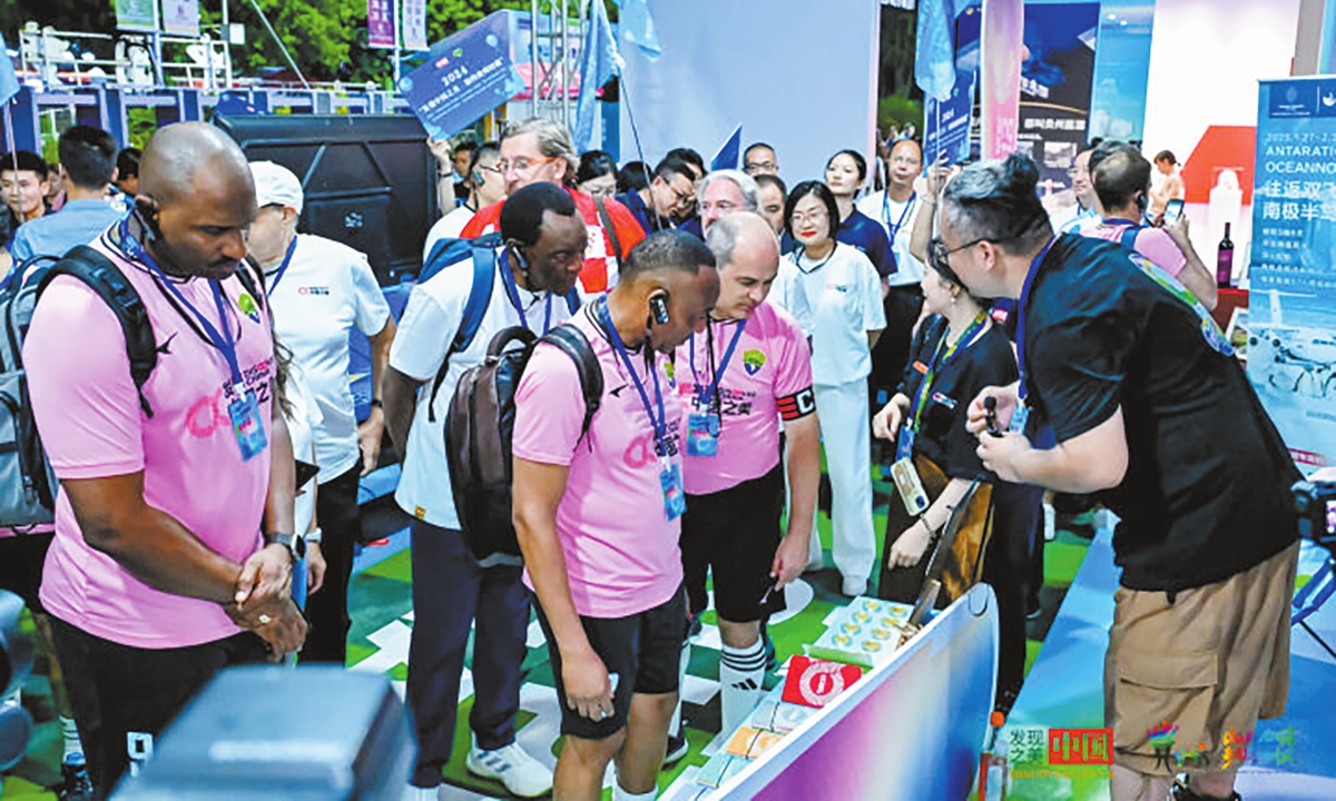 Foreign diplomats explore at the event venue of the program. Photo: Courtesy of the Argentine Embassy in China