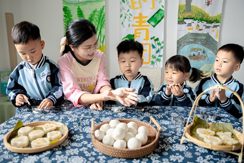 Children make traditional Chongyang cakes under the guidance of their teacher in Huzhou, Zhejiang Province, on October 9, 2024. Photo: VCG