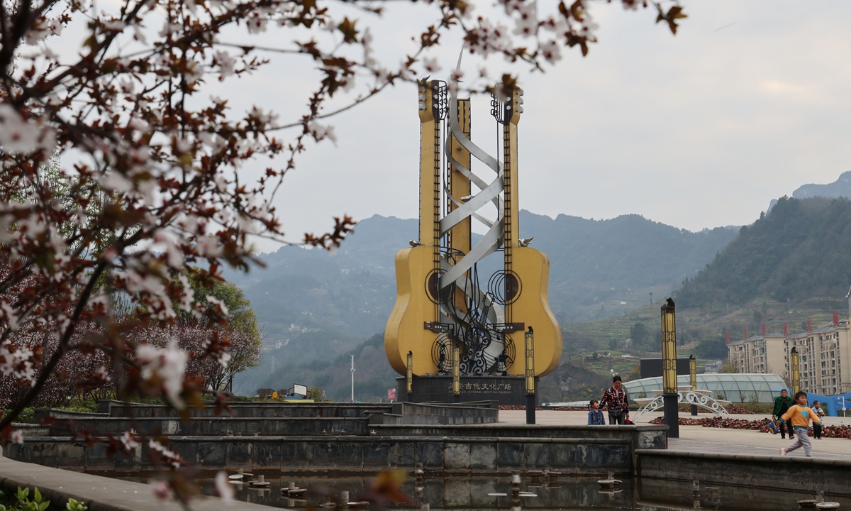 A 10-meter high giant guitar scupture at the Zheng’an Guitar Culture Square Photo: Leng Shumei/Global Times