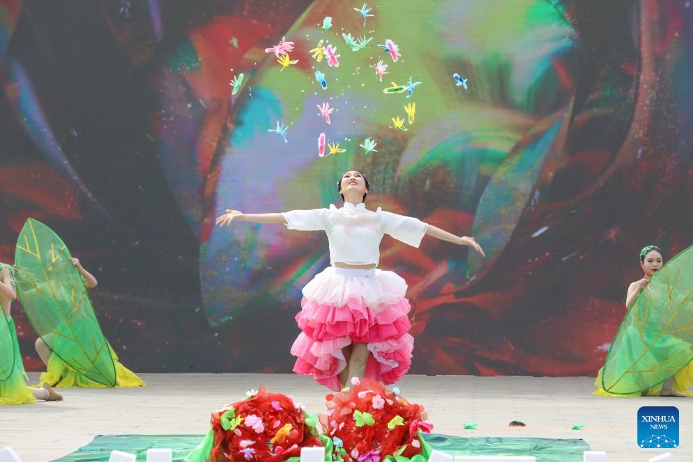 A magician performs at a square in Baofeng County, central China's Henan Province, Oct. 10, 2024. A series of activities to promote Baofeng's intangible cultural heritages were held here on Thursday. (Photo: Xinhua)