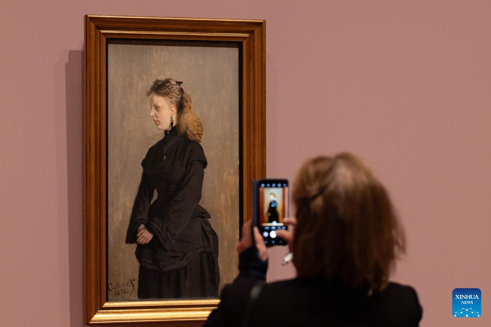 A woman takes photos of an exhibit during the exhibition Long Live Impressionism! during the press preview at the Van Gogh Museum in Amsterdam, the Netherlands, Oct. 9, 2024. The exhibition is held to celebrate the 150th anniversary of Impressionism, featuring masterpieces by renowned Impressionists of the late 19th century (Photo: Xinhua)