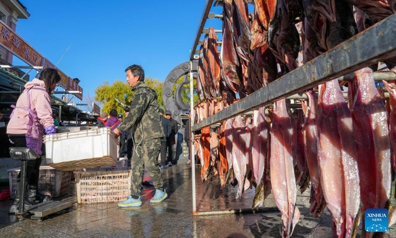 Fishmongers weigh fish products about to be shipped at Dongji fish market in Fuyuan City, northeast China's Heilongjiang Province, Oct. 11, 2024. (Photo: Xinhua)