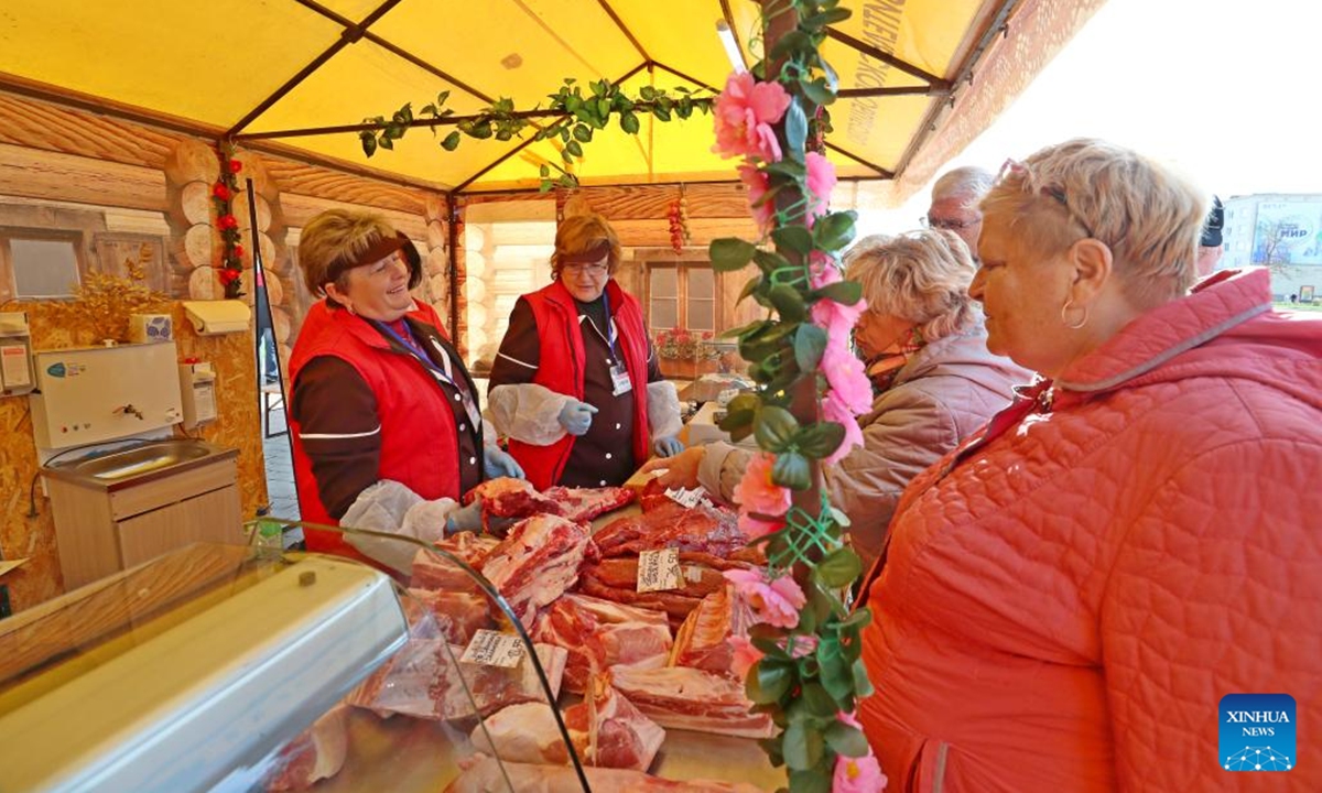 People buy agricultural products at the Belarusian Winter Agricultural Products Fair in Minsk, Belarus, Oct. 12, 2024. Belarusian Winter Agricultural Products Fair was held in Minsk on Saturday as local people buy products to prepare for the coming winter. (Photo: Xinhua)