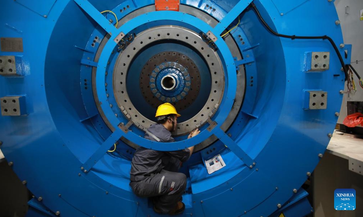 This undated photo shows a worker assembling the floating offshore wind turbine in Yancheng, east China's Jiangsu Province. (Photo: Xinhua)