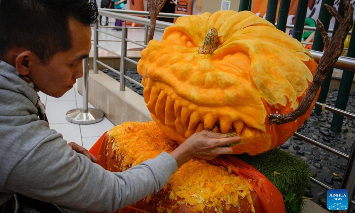 An artist carves a pumpkin during the Pumpkin Carving Show at the Metrotown shopping centre in Burnaby, British Columbia, Canada, Oct. 12, 2024.  (Photo: Xinhua)