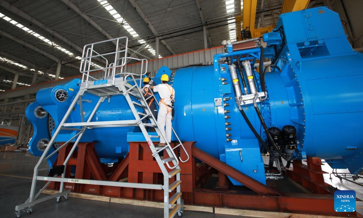 This undated photo shows workers assembling the floating offshore wind turbine in Yancheng, east China's Jiangsu Province. (Photo: Xinhua)