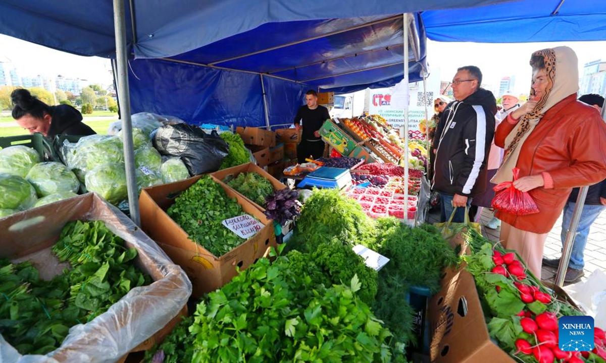 People buy agricultural products at the Belarusian Winter Agricultural Products Fair in Minsk, Belarus, Oct. 12, 2024. Belarusian Winter Agricultural Products Fair was held in Minsk on Saturday as local people buy products to prepare for the coming winter. (Photo: Xinhua)