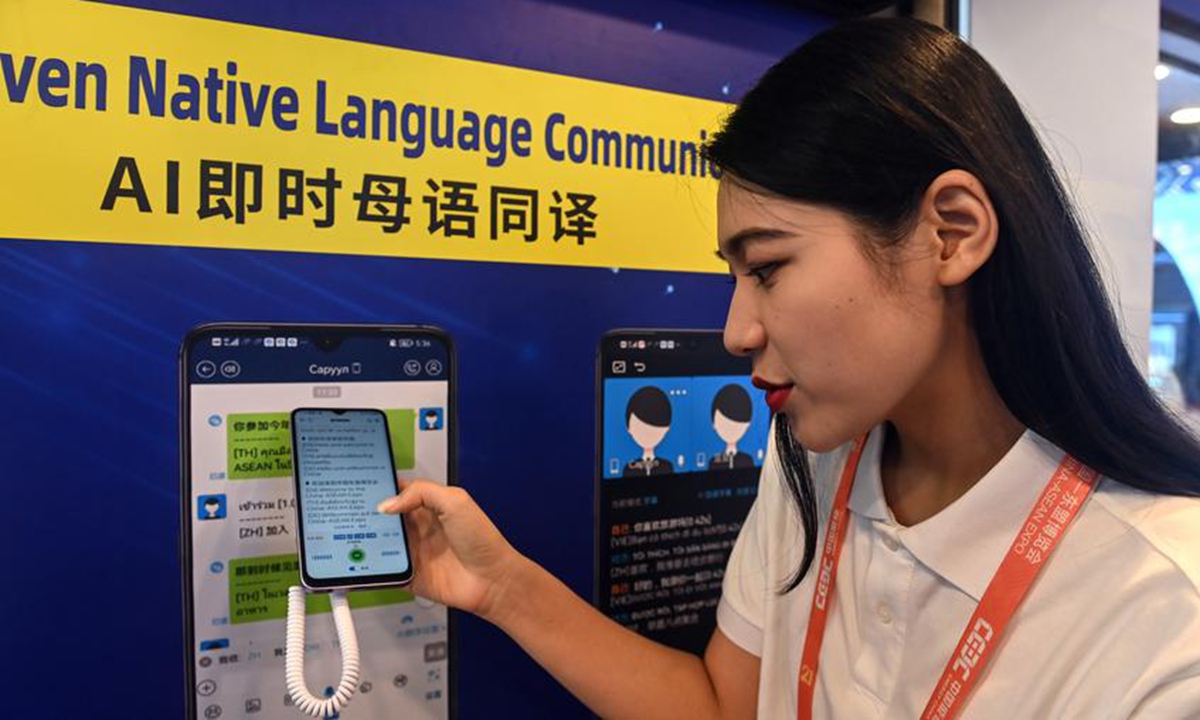 A visitor experiences an AI-driven native language communication device during the 21st China-ASEAN Expo at Nanning International Convention and Exhibition Center in Nanning, south China's Guangxi Zhuang Autonomous Region, Sept. 25, 2024. (Photo: Xinhua)