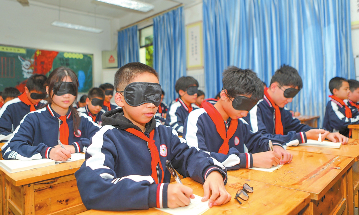 Students at Xuanhua Middle School in Southwest China's Chongqing Municipality experience the 