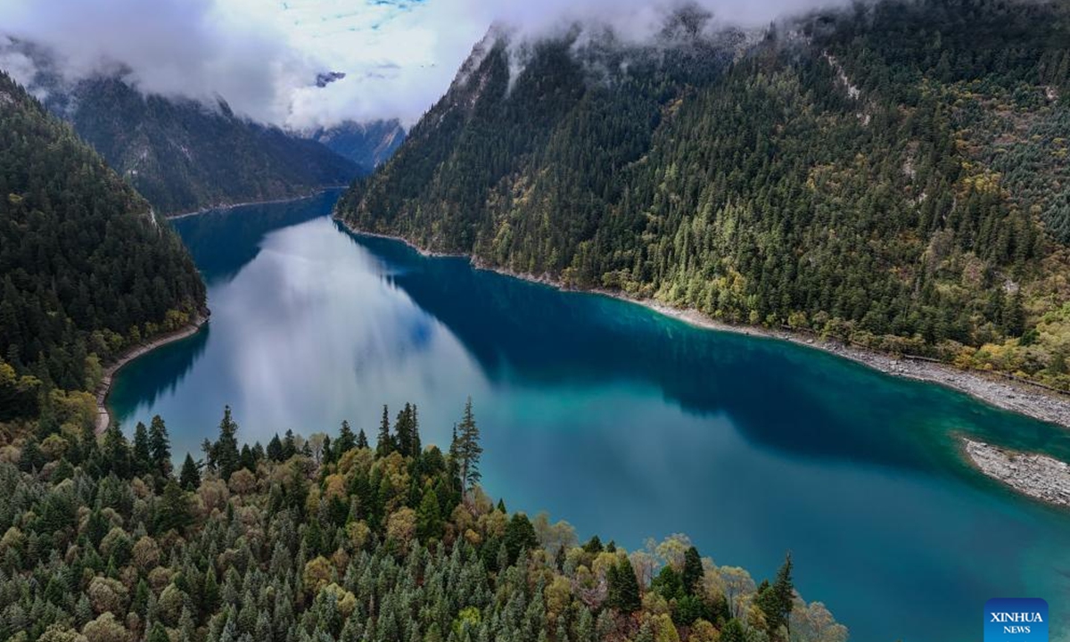 This aerial photo taken on Oct. 10, 2024 shows an autumn view of a lake in Jiuzhaigou scenic spot in southwest China's Sichuan Province. (Photo: Xinhua)