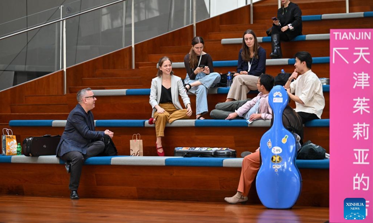 Members of Juilliard415, an ensemble of Juilliard's Historical Performance program, chat during a rehearsal break at the Tianjin Juilliard School in north China's Tianjin, Oct. 12, 2024.

The ensemble is now on a performance tour that will also bring it to cities of Beijing, Nanjing, Suzhou and Shanghai. Apart from performance, the ensemble will also host lectures, workshops and joint rehearsals at the Tianjin Juilliard School. (Photo: Xinhua)