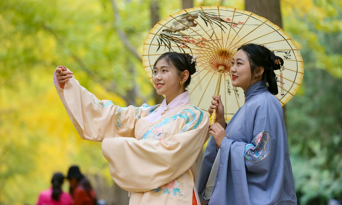 Young women in Hanfu, the traditional clothing of China's Han ethnic group.  Photo: VCG