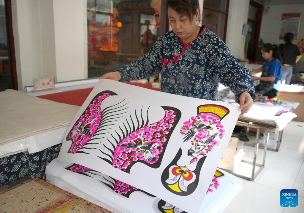 Workers make kites at a kite workshop in Hanting District of Weifang, east China's Shandong Province, Oct. 14, 2024. The kite culture and thriving kite industry in Weifang have a long and rich history. In 2006, the manufacturing skill of Weifang kites was listed as a national intangible cultural heritage. (Photo: Xinhua)