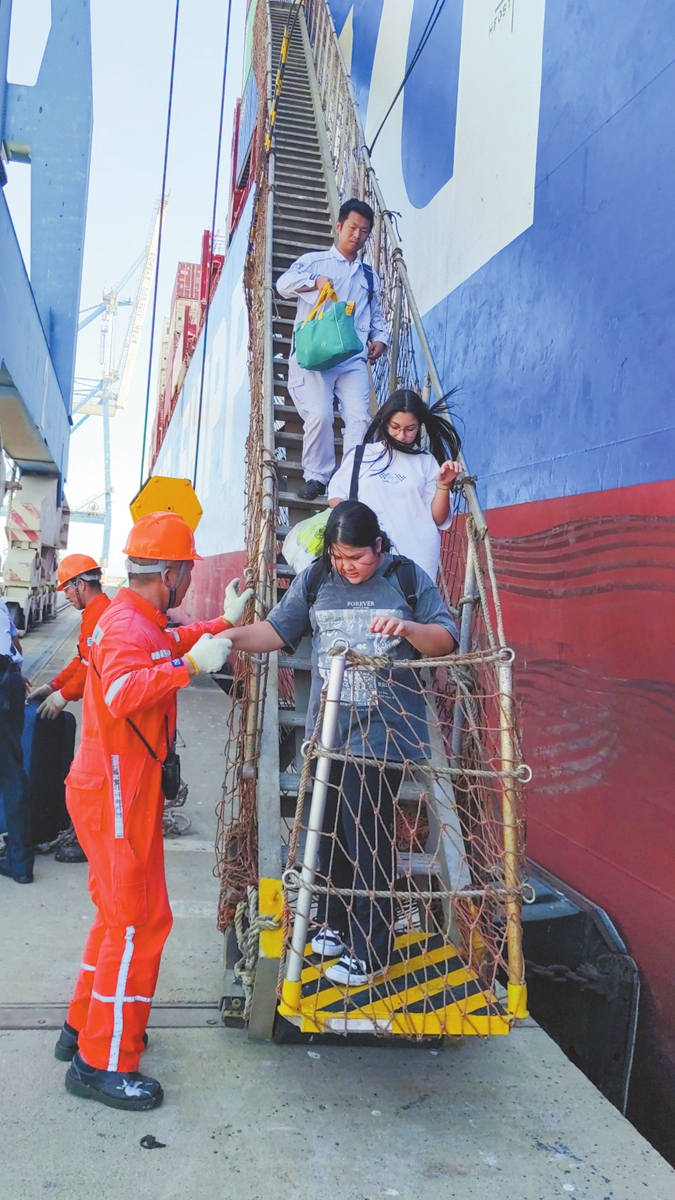 Crew member guide evacuees off the vessel Xin Xiamen in an orderly fashion. . Photo: Courtesy of China COSCO Shipping Corporation