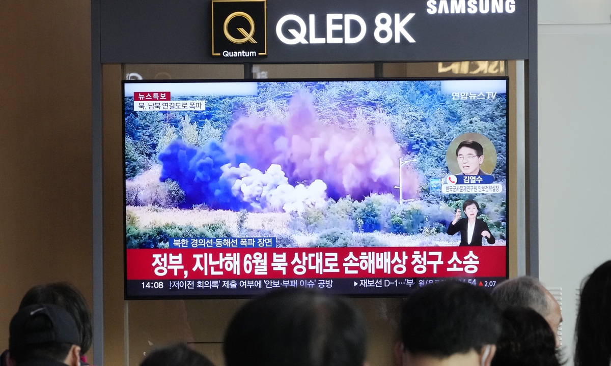 A television broadcasts the news of North Korea exploding parts of roads connected to South Korea at Seoul Railway Station on October 15, 2024. Photo: VCG