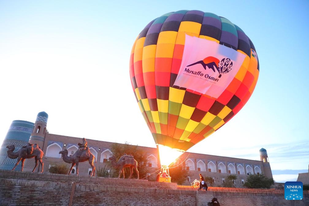 A hot air balloon is pictured during a hot balloon festival held in the ancient city of Khiva, Uzbekistan, Oct. 14, 2024. The event under the slogan of Clear Sky was organized by the Uzbekistan Tourism Committee to promote local tourism resources. (Photo: Xinhua)