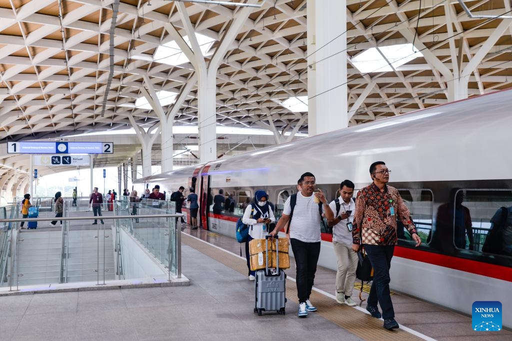 Passengers walk on a platform of Halim Station along the Jakarta-Bandung High-Speed Railway (HSR) in Jakarta, Indonesia, Oct. 17, 2024. The Jakarta-Bandung HSR, celebrating its first anniversary on Thursday, has transported 5.79 million passengers, according to PT Kereta Cepat Indonesia-China (KCIC), a joint venture between Indonesian and Chinese enterprises that built and operates the railway. (Photo: Xinhua)