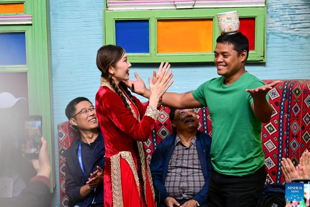 An attendee of the 6th World Media Summit learns local dancing at Guli's Home, a local resident's yard converted into a tourist resting place, in Kashgar, northwest China's Xinjiang Uygur Autonomous Region, Oct. 16, 2024. The 6th World Media Summit opened on Monday in Urumqi, capital city of Xinjiang. Attendees of the Summit would visit various places of Xinjiang during the Summit period. (Photo:Xinhua)