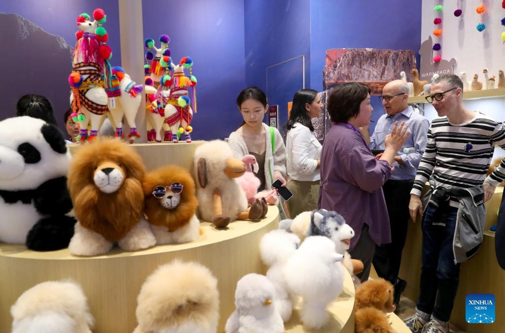 A staff member (2nd R) of an exhibitor introduces their products to customers during the 2024 China Toy Expo in east China's Shanghai, Oct. 16, 2024. The three-day 2024 China Toy Expo kicked off at Shanghai New International Expo Centre Wednesday, attracting more than 2,500 companies of the toy industry from home and abroad. (Photo:Xinhua)