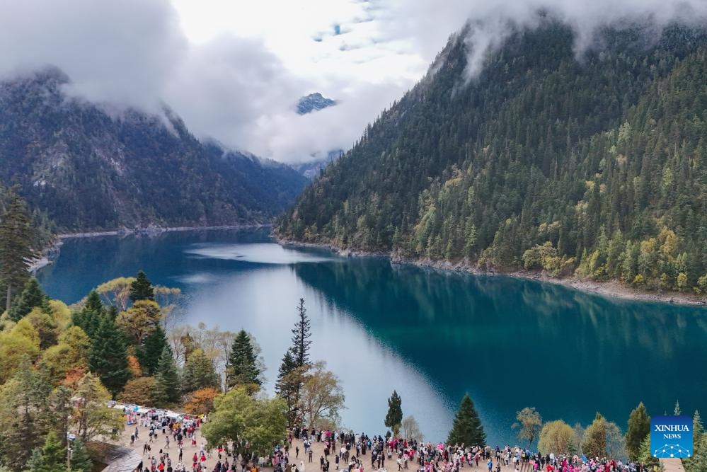 An aerial drone photo taken on Oct. 10, 2024 shows tourists visiting Jiuzhaigou scenic spot in southwest China's Sichuan Province. (Photo:Xinhua)