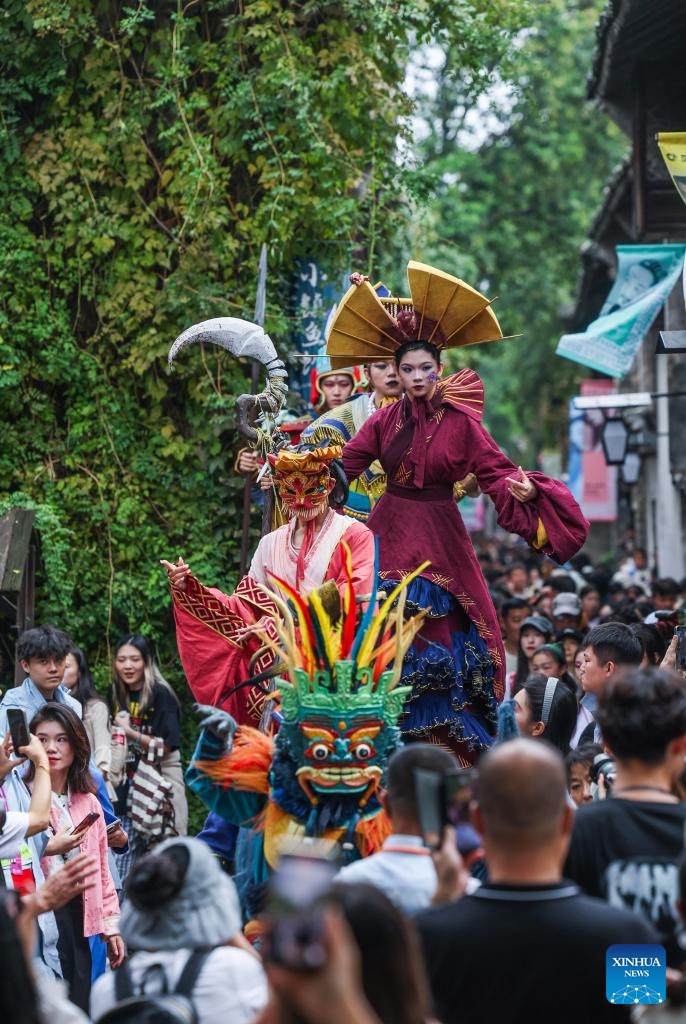 This photo taken on Oct. 17, 2024 shows a parade during the 11th Wuzhen Theatre Festival in Wuzhen of Tongxiang City, east China's Zhejiang Province. The 11th Wuzhen Theatre Festival kicked off Thursday in Wuzhen, featuring diversified performances and activities. (Photo: Xinhua)