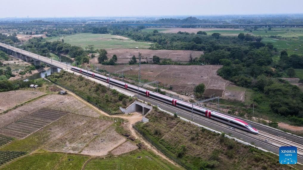 Foto drone udara yang diambil pada 12 Oktober 2024 menunjukkan kereta listrik multi unit (EMU) berkecepatan tinggi berjalan di sepanjang jalur Kereta Cepat (HSR) Jakarta-Bandung dekat Stasiun Karawang, Jawa Barat, Indonesia. HSR Jakarta-Bandung, yang merayakan ulang tahun pertamanya pada hari Kamis, telah mengangkut 5,79 juta penumpang, menurut PT Kereta Cepat Indonesia-China (KCIC), perusahaan patungan antara perusahaan Indonesia dan Tiongkok yang membangun dan mengoperasikan kereta api. (Foto: Xinhua)