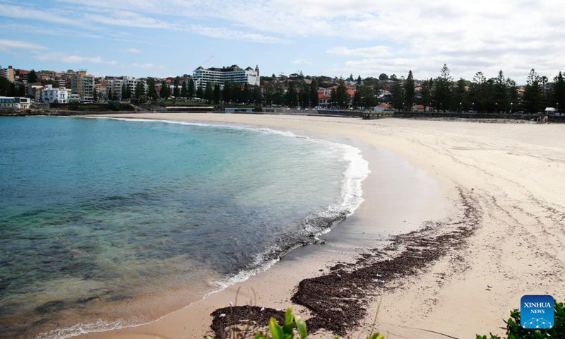 This photo taken on Oct. 16, 2024 shows debris washed ashore on Coogee Beach in Sydney, Australia. The popular beach in Sydney has been closed to the public after mysterious black balls of debris washed ashore. (Photo:Xinhua)