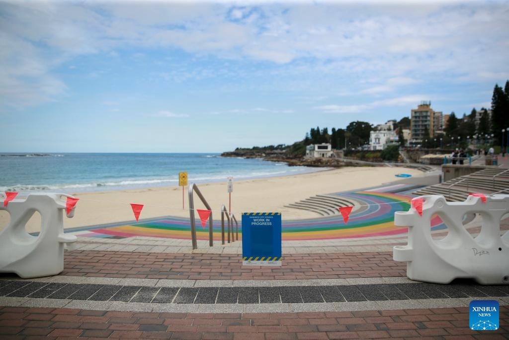 This photo taken on Oct. 16, 2024 shows the closed Coogee Beach in Sydney, Australia. The popular beach in Sydney has been closed to the public after mysterious black balls of debris washed ashore. (Photo:Xinhua)