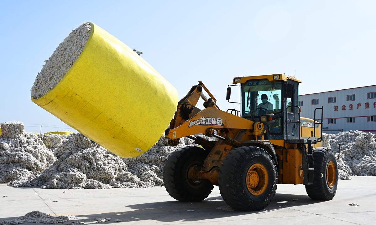 A lift truck is transporting freshly harvested cotton to a company in the Tiemenguan county, in Northwest China's Uygur Autonomous Region, on October 15, 2024. Photo: VCG