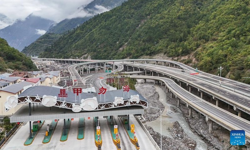 An aerial drone photo taken on Oct. 11, 2024 shows the Jiawuhai toll station under construction on the Jiuzhaigou-Mianyang expressway in southwest China's Sichuan Province. After the opening of the expressway, travelling time from Chengdu to Jiuzhaigou County will be shortened from the original eight hours to four hours. Jiuzhai Valley, also known as Jiuzhaigou National Park, is known for its spectacular waterfalls, lush forests, serene plateau lakes and karst rock formations. (Photo:Xinhua)