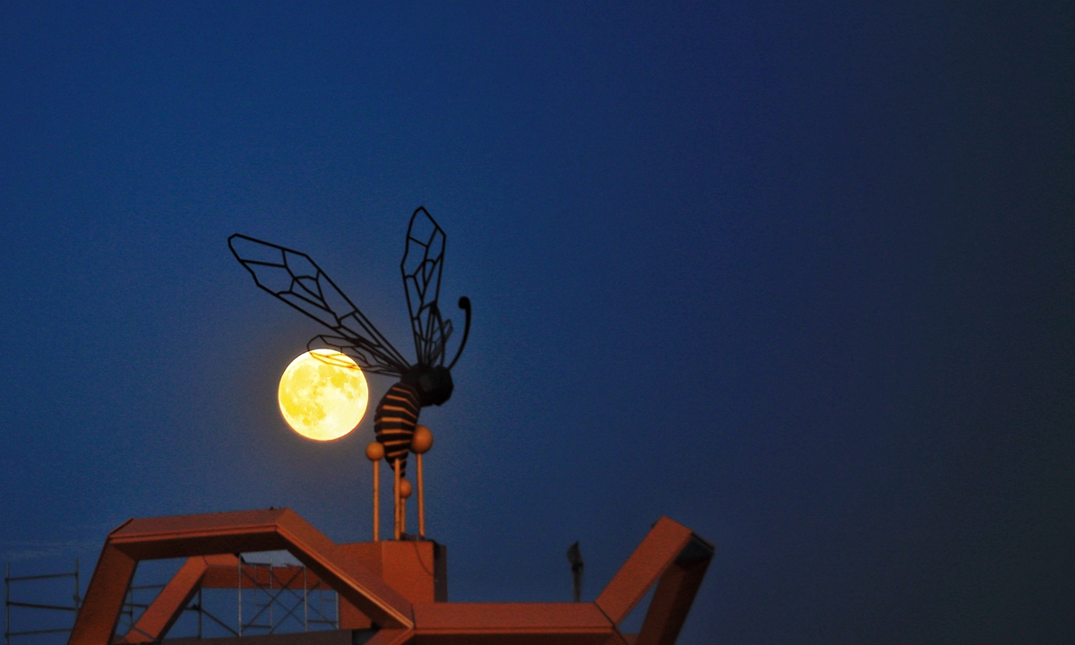 This year's largest full moon rises up, beautifully illuminating the landmark building 