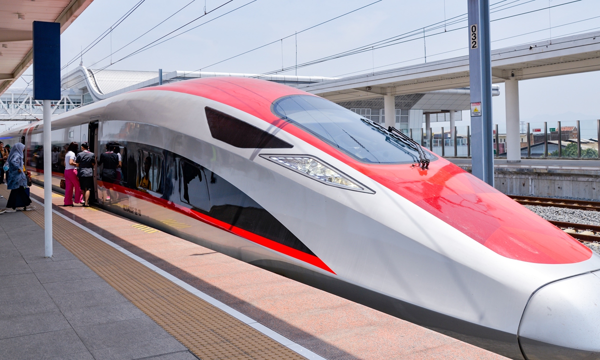 Passengers board a high-speed train on a platform of Padalarang Station along the Jakarta-Bandung High-Speed Railway (HSR) in Padalarang, Indonesia, on October 17, 2024. The Jakarta-Bandung HSR, celebrating its first anniversary on October 17, 2024, has transported 5.79 million passengers. Photo: Xinhua